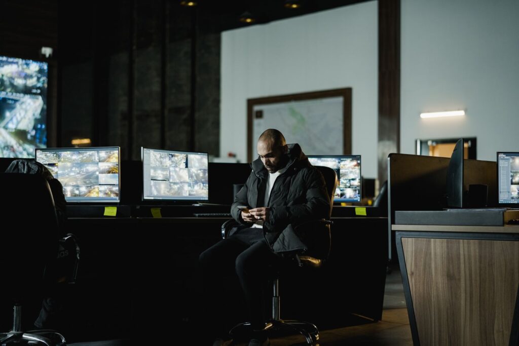Threat analyst in an operations centre
